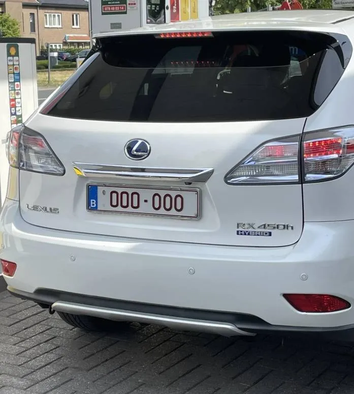 Belgische Lexus-eigenaar verbaast met bizarre nummerplaat: "Is dat zijn paswoord?"