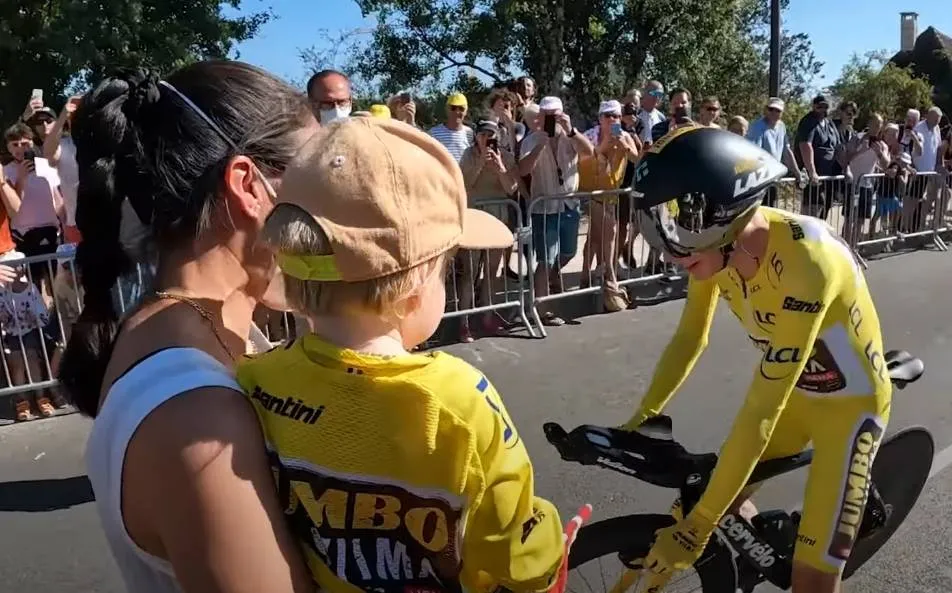 Wout van Aert plots op zijn plichten gewezen door... de vrouw van Jonas Vingegaard