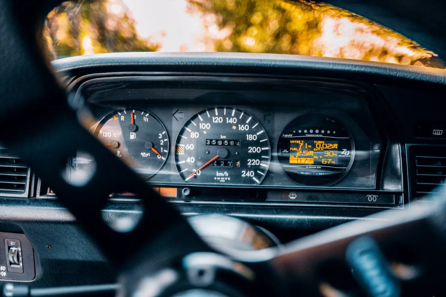 De verrassende reden waarom auto's snelheden op de teller hebben die ze nooit kunnen halen