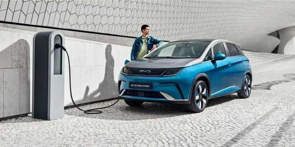 Man test nieuwe 1.000 kW Megawatt EV-oplader van BYD om te zien of hij sneller is dan tanken met benzine