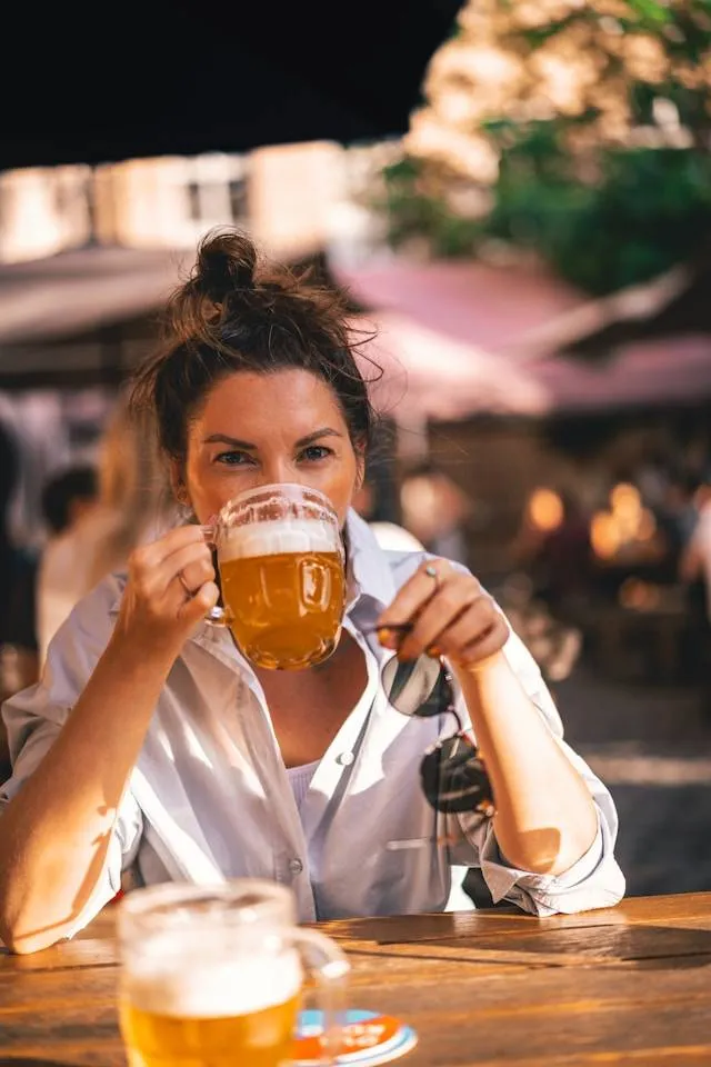 Vrouwen hebben ergere katers dan mannen, en de dames noemen de wetenschap die erachter zit 'oneerlijk'