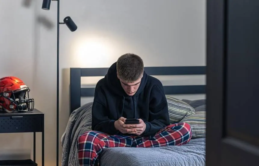 Jongeman (20) waarschuwt voor ‘erotische hypnose’ nadat hij verslaafd raakte aan trend: "Voelde me vernederd"