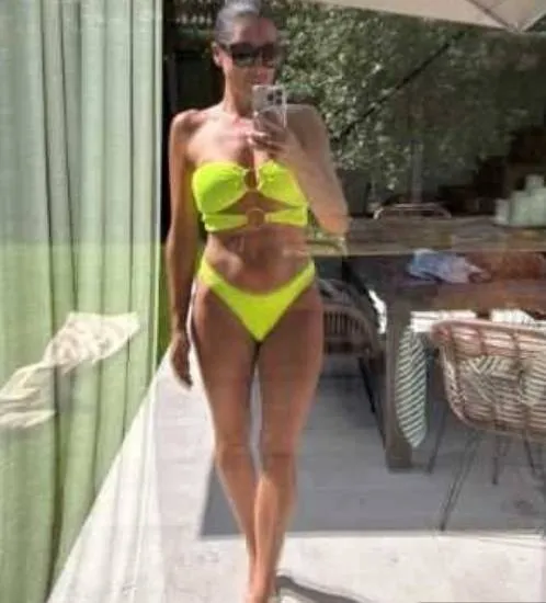 Hallookes! Valerie De Booser in een knalgele bikini, en je zondag kan niet meer kapot (foto's)