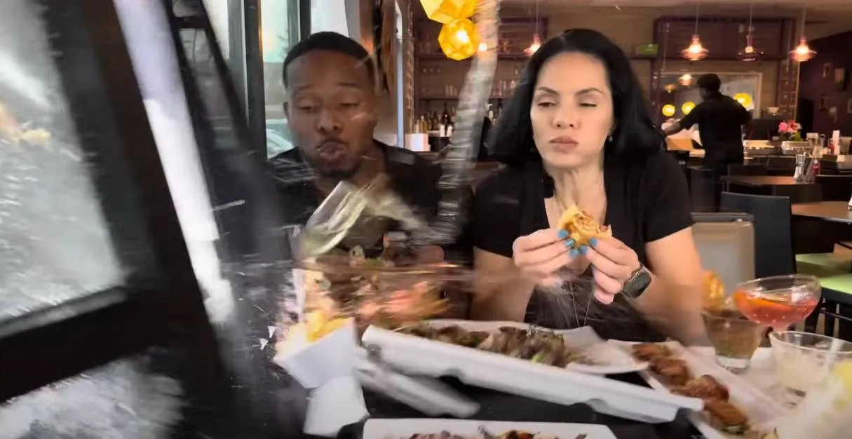 Schokkende moment dat een auto in een restaurant crasht en twee influencers meepakt die net eten aan het beoordelen zijn