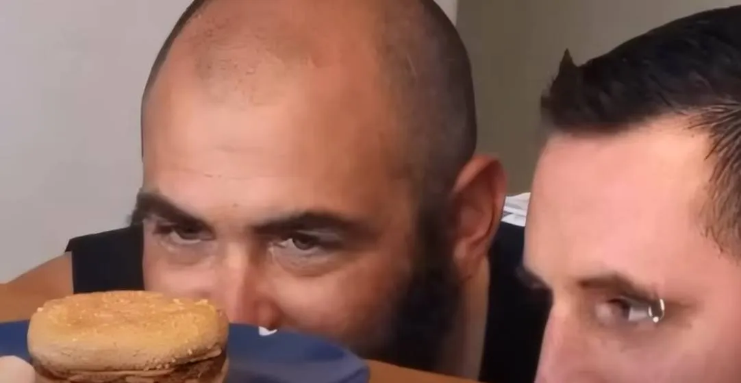 Mannen die ‘s werelds oudste hamburger van McDonald’s bezitten, tonen hoe hij er 30 jaar na aankoop uitziet