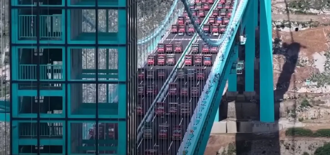 Hangbrug hoger dan Empire State Building ondergaat finale test: 96 vrachtwagens, goed voor 3.360 ton!