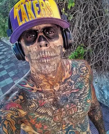 Man die 95% van zijn lichaam liet tatoeëren onthult hoe hij eruitziet nadat hij zijn tattoos heeft laten verwijderen