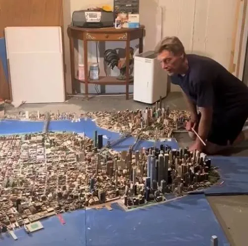 Wat een toewijding! Man bouwt 21 jaar lang aan mini-versie van New York in hout