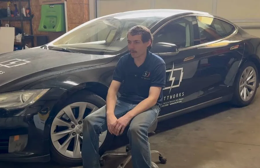 Alex verving zelf de batterij van zijn Tesla Model S, met 760.000 km op de teller: dit betaalde hij daarvoor
