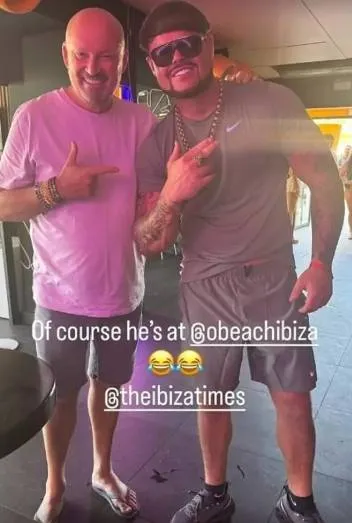 'Ibiza-eindbaas' onthult zijn identiteit, nadat hij keihard viraal gaat met z'n dansmoves en haarsnit