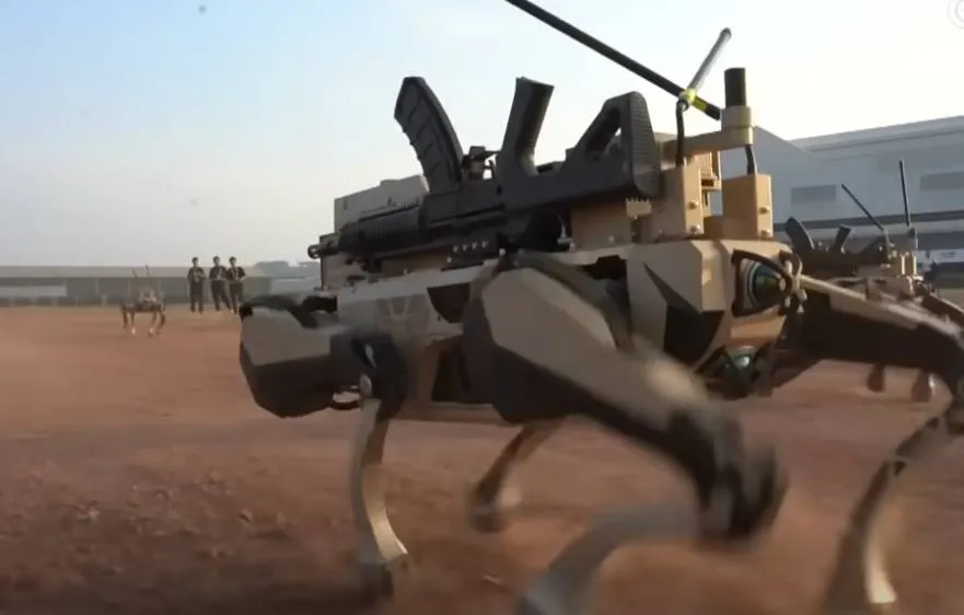 China verandert alles op het slagveld met gewapende 'robotwolven': "Een viervoetige moordmachine!"