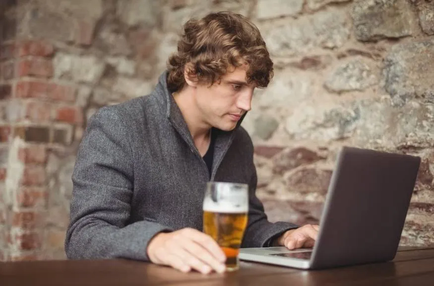 Bier drinken tijdens het werk maakt je productiever: waarheid of broodje aap?