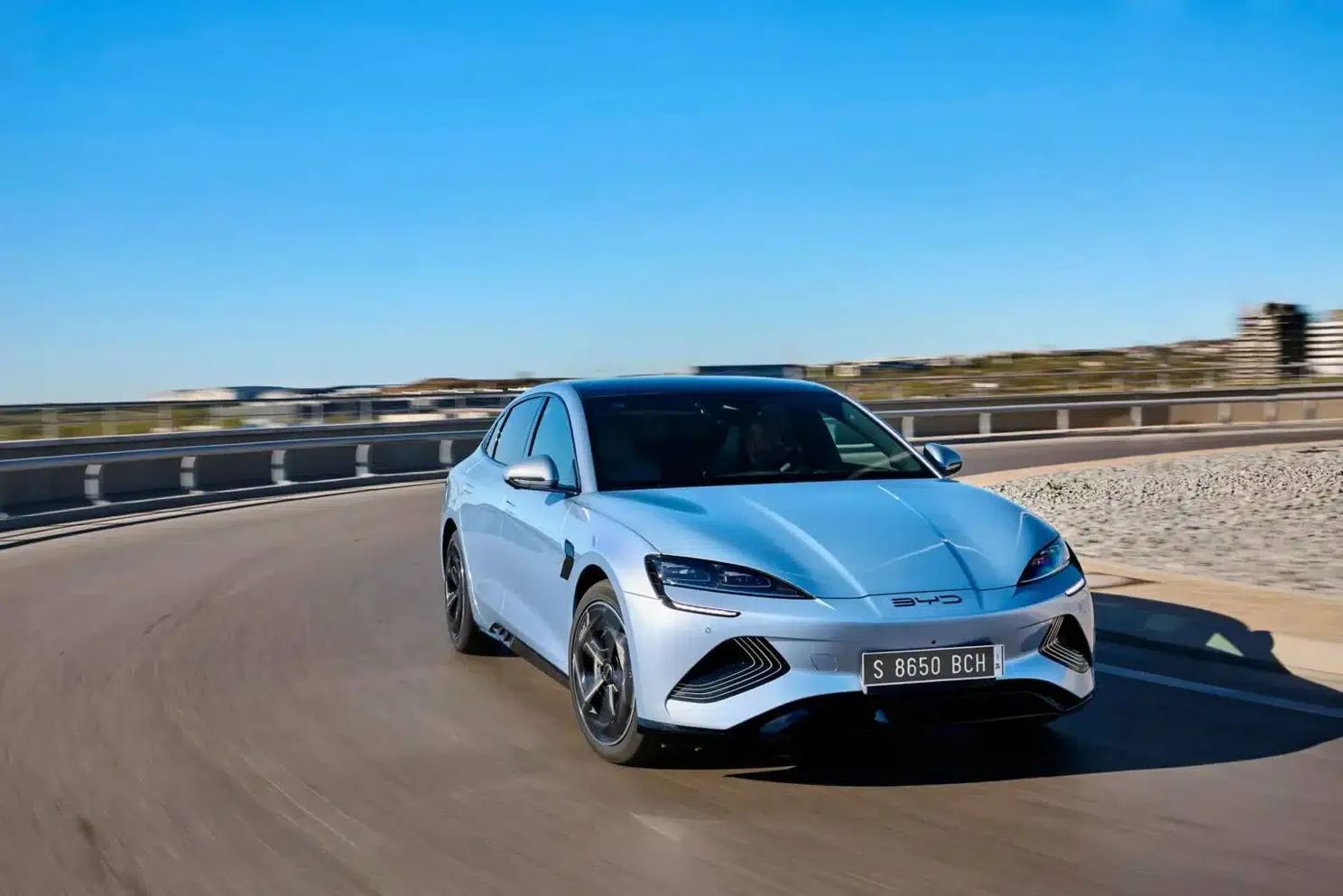 Iemand die voor de eerste keer met een elektrische auto rijdt deelt zijn eerlijke reactie na een testrit