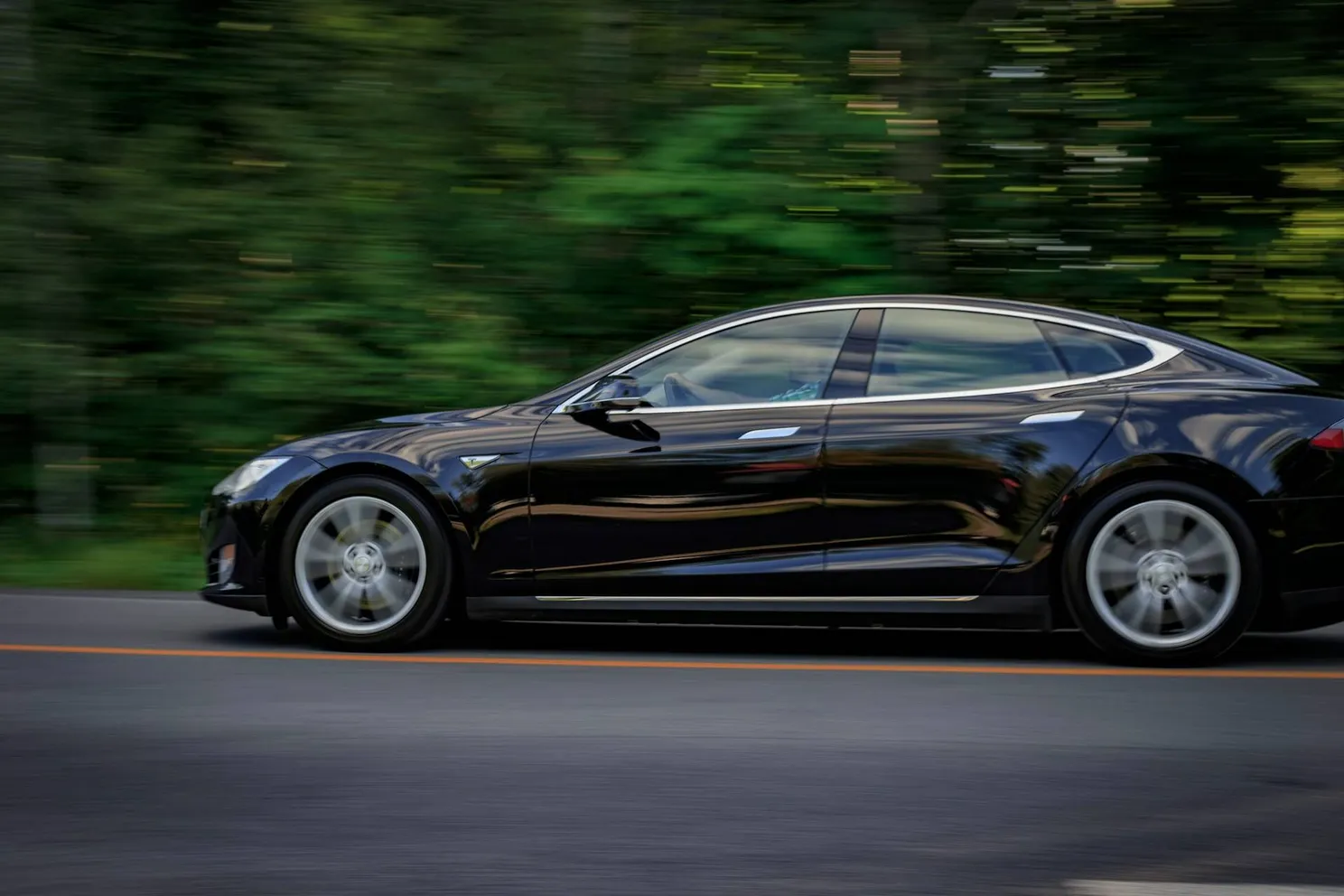 Weer een klap voor Elon Musk: belangrijke feature van Tesla dreigt geband te worden na veiligheidsproblemen