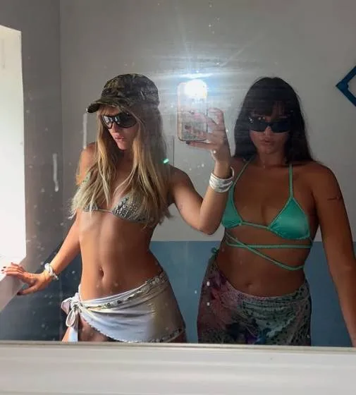 Victoria van Måneskin op haar best: tongen draaien met een andere vrouw en 'toploos' poseren! (foto's)