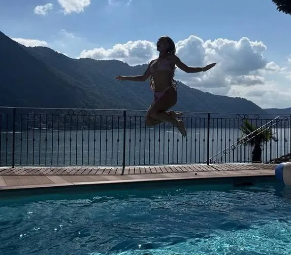 Alisha Lehmann, a.k.a 'de knapste voetbalster ter wereld', scoort een hattrick aan het zwembad in bikini (foto's)