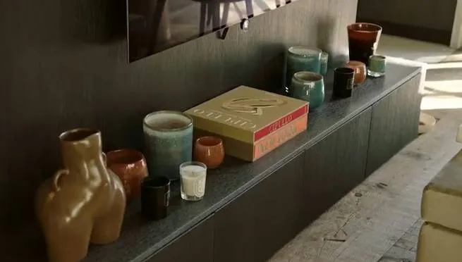 Vuil terras en gehuurde meubels: binnenkijken in het appartement van Viktor Verhulst in Knokke