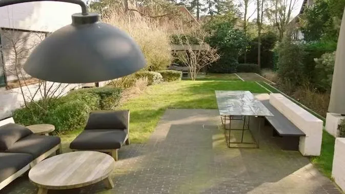 Vuil terras en gehuurde meubels: binnenkijken in het appartement van Viktor Verhulst in Knokke