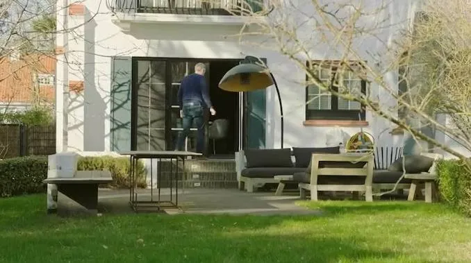 Vuil terras en gehuurde meubels: binnenkijken in het appartement van Viktor Verhulst in Knokke