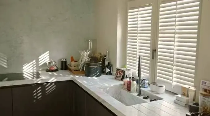 Vuil terras en gehuurde meubels: binnenkijken in het appartement van Viktor Verhulst in Knokke
