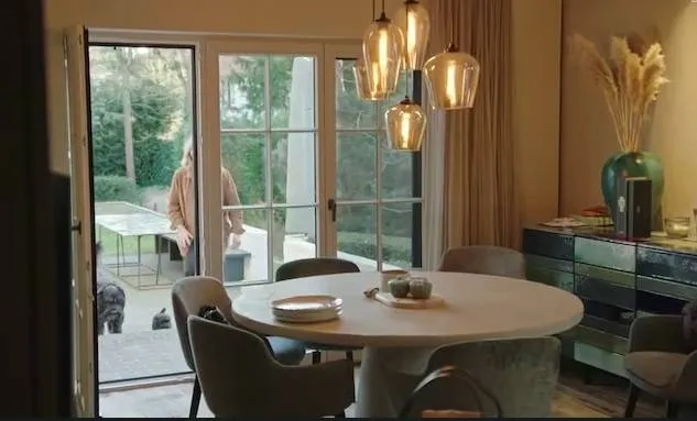 Vuil terras en gehuurde meubels: binnenkijken in het appartement van Viktor Verhulst in Knokke