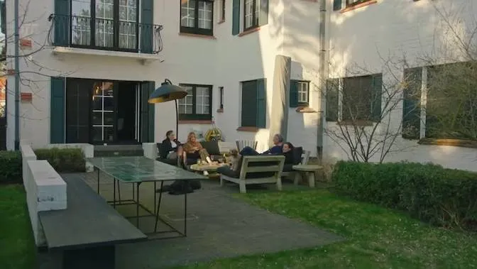 Vuil terras en gehuurde meubels: binnenkijken in het appartement van Viktor Verhulst in Knokke