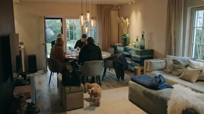 Vuil terras en gehuurde meubels: binnenkijken in het appartement van Viktor Verhulst in Knokke