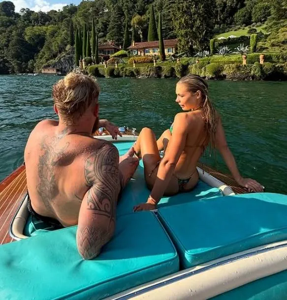 Snikhete bikinifoto's van Hollandse schaatsbom Jutta Leerdam, daar kan je toch elke dag naar zitten staren