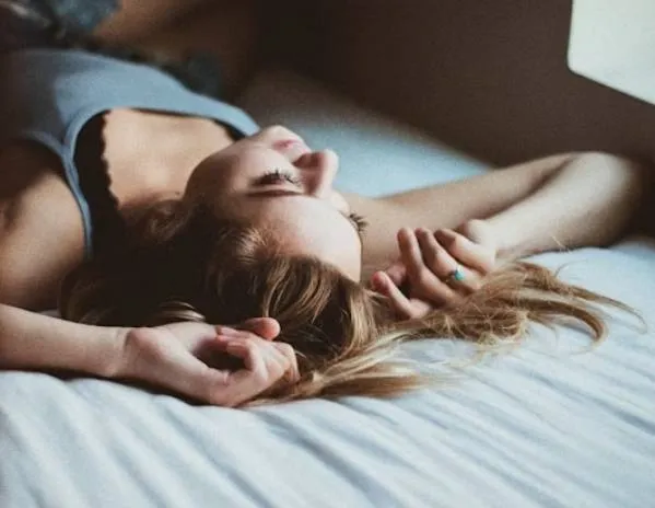 Saskia (32) en Rob (39) gingen stap verder in de slaapkamer en waagden zich aan 'sploshing': "De saus liep tussen mijn dijen..."