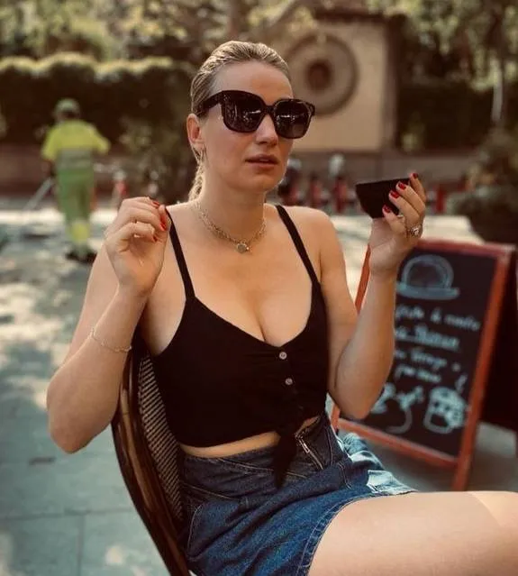 Iets voor onze Thuis- en Familiedames? Nederlandse soapactrice gaat uit de kleren voor Playboy (foto's)