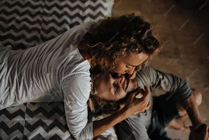 Lies (24) weet dat haar man Sander (26) het doet met andere venten, en toch vindt ze dat niet erg: "Er is één goede reden voor..."