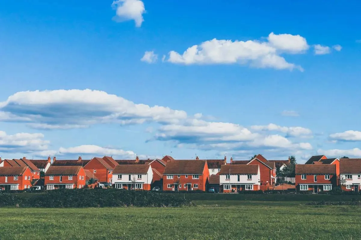 Steeds meer Vlamingen wagen de stap: wat is het verschil in vastgoedprijzen tussen Vlaanderen en Wallonië?