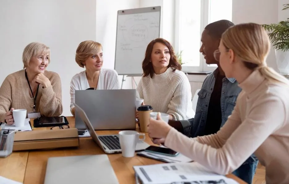 Expert onthult 4 lichaamstaaltrucs waarmee je instant respect krijgt op het werk en meetings domineert