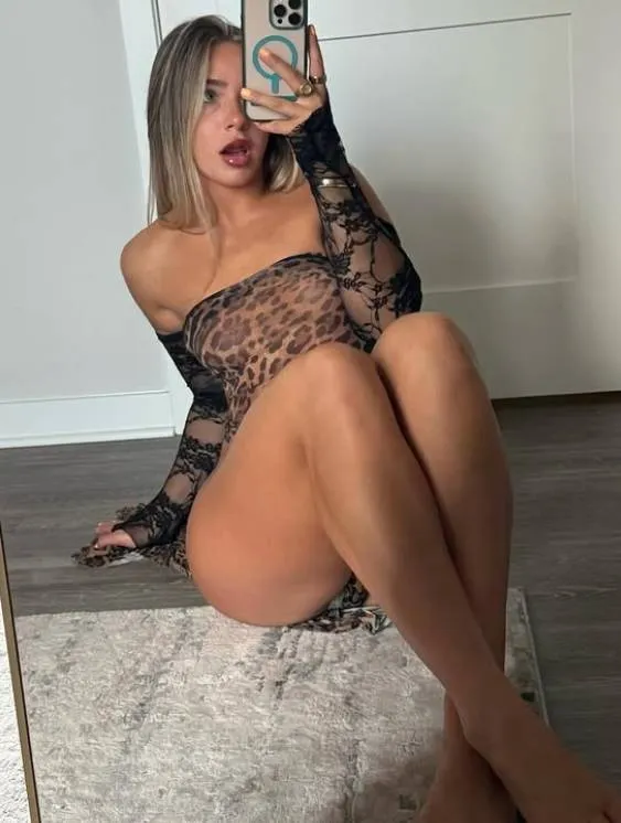 Boerin Dani tovert haar innerlijke stoeipoes tevoorschijn en duwt haar 'derrière' onder onze neus (foto's)