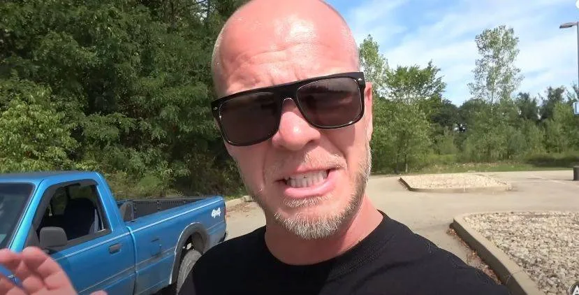 Tegen 100 km/u van vijfde naar eerste versnelling schakelen, wat doet dat met je auto? Deze man testte het uit...