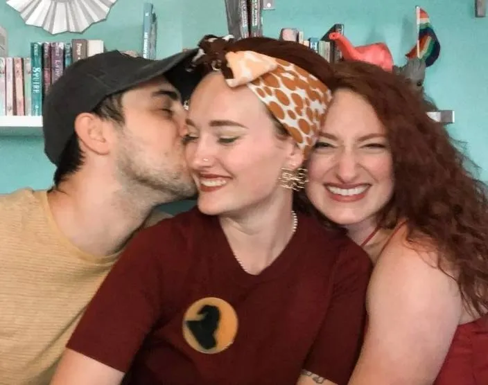 Cody, Janie en Maggie hebben al 8 jaar een relatie met hun drieën: "Er is maar één ding dat ons écht jaloers maakt..."