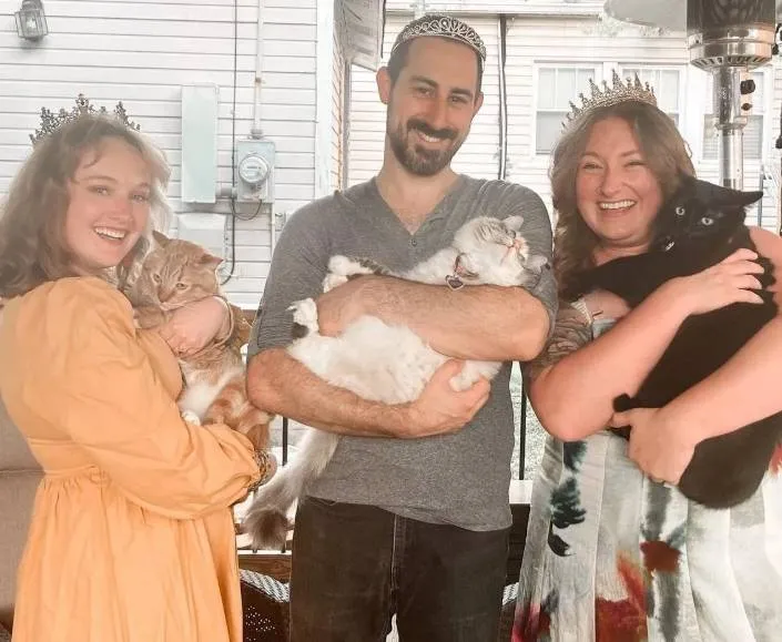 Cody, Janie en Maggie hebben al 8 jaar een relatie met hun drieën: "Er is maar één ding dat ons écht jaloers maakt..."