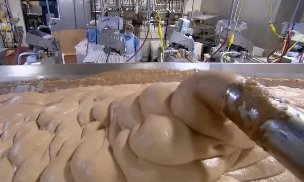 Je eetlust verdwijnt binnen 10 seconden als je ziet hoe hotdogs gemaakt worden: "Ik zit nu met een trauma..."