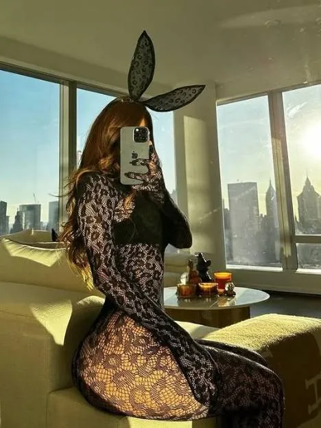 Wat een tijger! Het heetste Halloweenpakje wordt dit jaar gedragen door de 'knapste weervrouw ter wereld' (foto's)