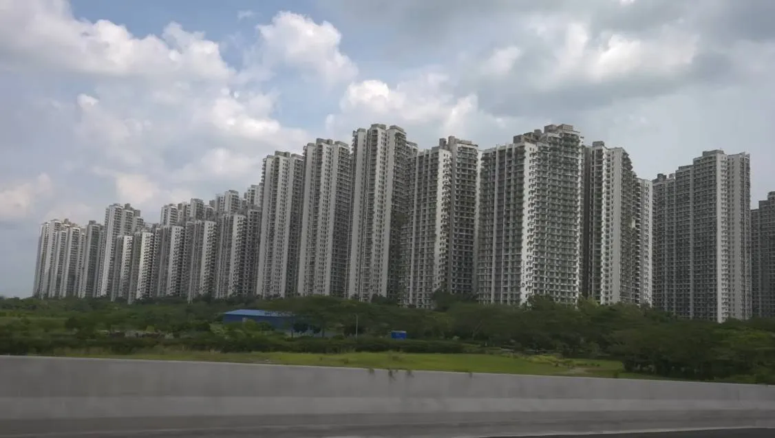 Binnenkijken in de ‘post-apocalyptische’ spookstad van 80 miljard euro, die de meningen wereldwijd verdeelt