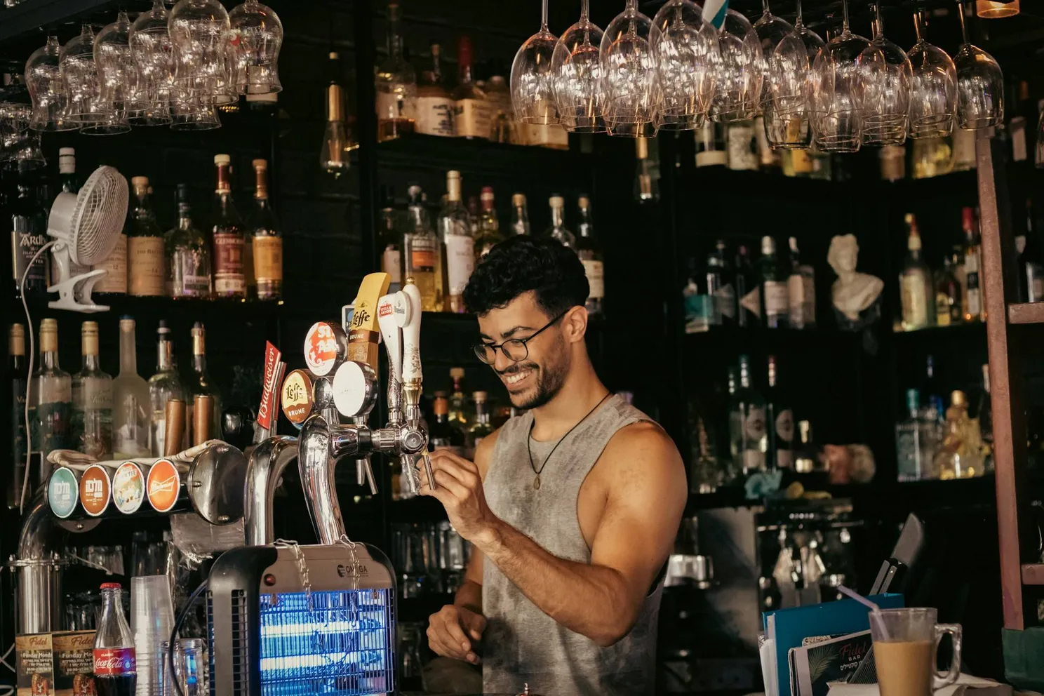 Deze geheime codes gebruiken barmannen om lekkere babes (en hun lichaamsdelen) aan te duiden