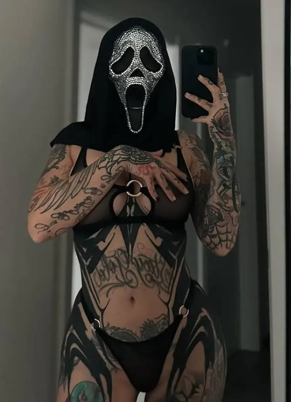 Nog even terugblikken op de gepeperde Halloween-outfit van Pommeline Tillière, die zeer 'minimalistisch' was...