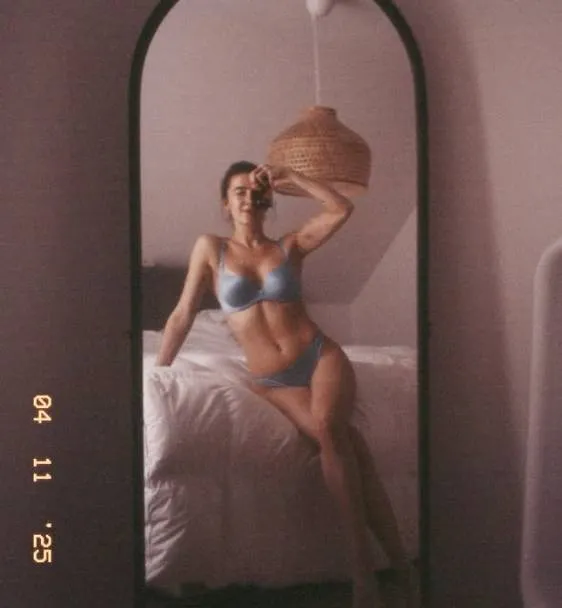 Jamie-Lee Six die in haar bikini in de sneeuw gaat liggen... 't is wat raar. Maar bon, het levert wel heerlijke beelden op!