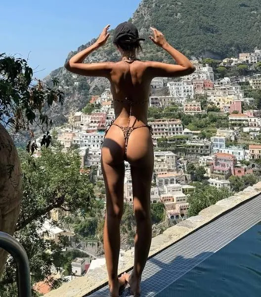 De bloedhete Emily Ratajkowski en een rode string, meer heb je niet nodig om te scoren op Instagram (foto's)