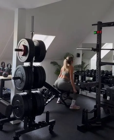 Carlijn is onze favoriete dokter, en als je deze heerlijke fitnessfoto's ziet dan weet je meteen waarom...