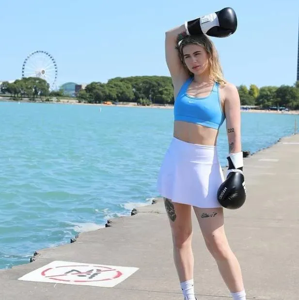 Tina snapt er niks van: "Mijn mama heeft liever dat ik met wildvreemden van bil ga, dan dat ik mijn nieuwe job uitoefen!"