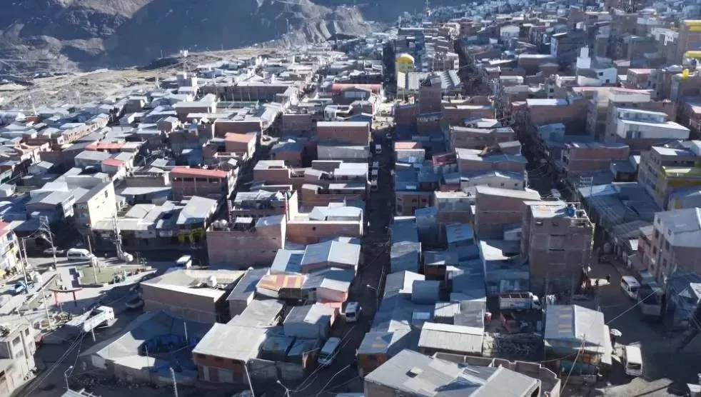 Dit is de stad die 'het dichtst bij de ruimte ligt' en waar de levensverwachting 35 jaar is: "Meest helse plek op aarde!"