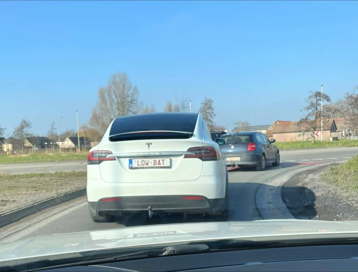 Vlaamse Tesla-bestuurder maakt indruk met gepersonaliseerde nummerplaat die alles zegt over zijn batterij