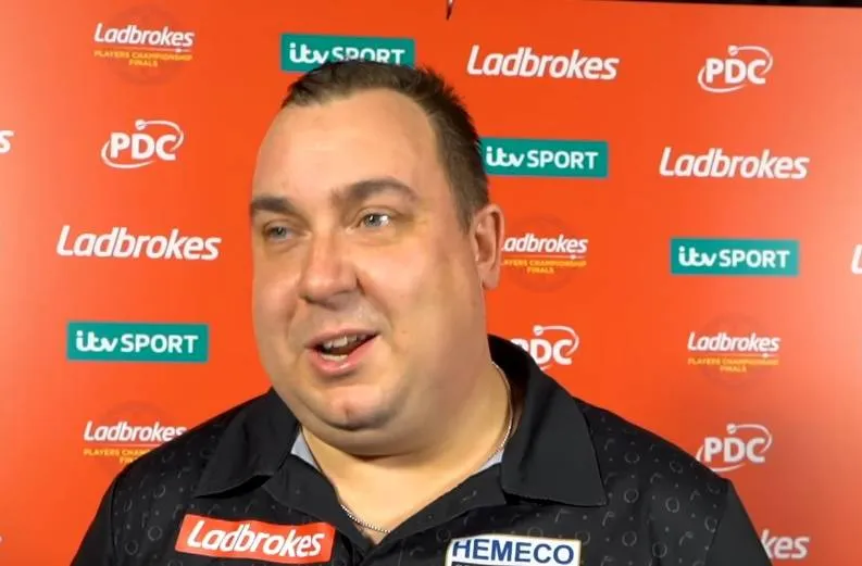 Kim Huybrechts haalt uit na vroege exit op WK darts: "Al pijnlijk genoeg en dan dat nog!"