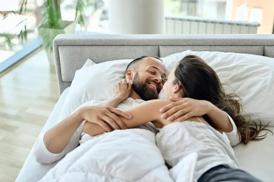 Nieuw onderzoek onthult: zó lang houdt de gemiddelde man het vol in bed (per leeftijd)